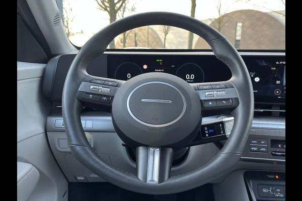 Hyundai Kona 1.6 GDI HEV Comfort Smart VAN €30.900,- NU VOOR SLECHTS €26.877,- Uw LENTEVOORDEEL €4.023,-| ELEK. ACHTERKLEP| STOEL + STUURVERWARMING| FABRIEKSGARANTIE HYUNDAI T/M 01-2029| DODE HOEK SENSOR| 360 CAMERA| ADAPTIVE CRUISE CONTROL|