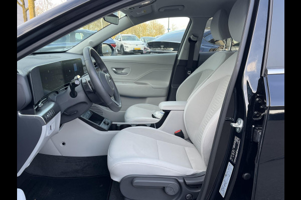 Hyundai Kona 1.6 GDI HEV Comfort Smart VAN €30.900,- NU VOOR SLECHTS €26.877,- Uw LENTEVOORDEEL €4.023,-| ELEK. ACHTERKLEP| STOEL + STUURVERWARMING| FABRIEKSGARANTIE HYUNDAI T/M 01-2029| DODE HOEK SENSOR| 360 CAMERA| ADAPTIVE CRUISE CONTROL|