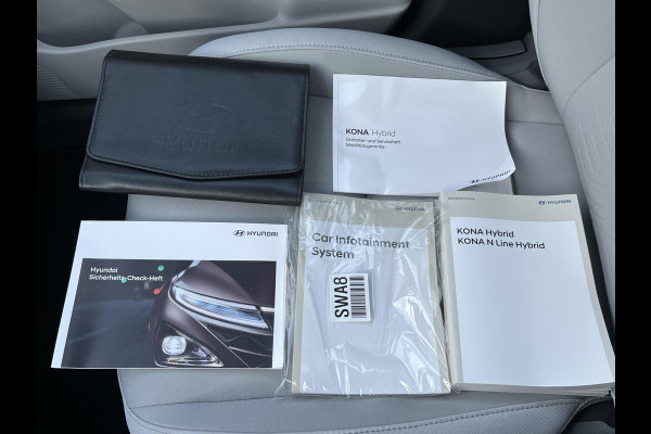 Hyundai Kona 1.6 GDI HEV Comfort Smart VAN €30.900,- NU VOOR SLECHTS €26.877,- Uw LENTEVOORDEEL €4.023,-| ELEK. ACHTERKLEP| STOEL + STUURVERWARMING| FABRIEKSGARANTIE HYUNDAI T/M 01-2029| DODE HOEK SENSOR| 360 CAMERA| ADAPTIVE CRUISE CONTROL|