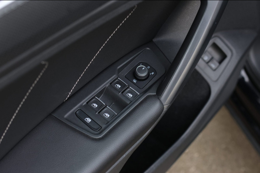Volkswagen Tiguan 1.4 TSI eHybrid R-Line *Pano*Camera*Trekhaak*Black Style*