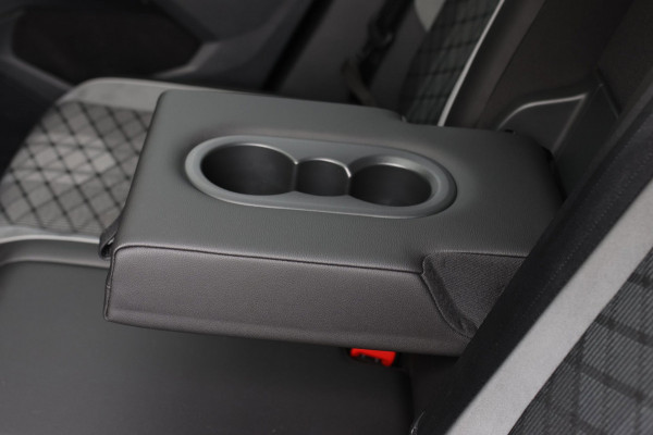 Volkswagen Tiguan 1.4 TSI eHybrid R-Line *Pano*Camera*Trekhaak*Black Style*