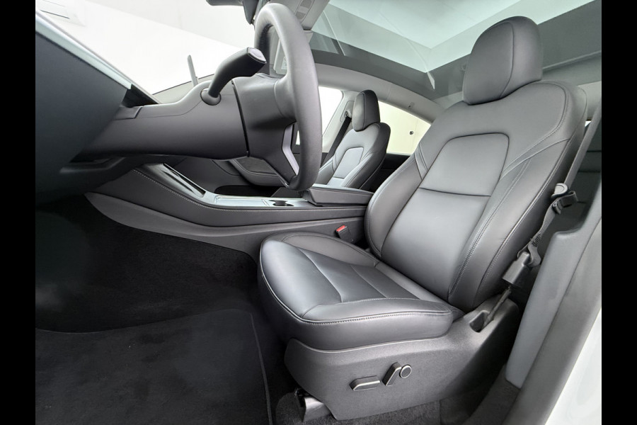 Tesla Model Y RWD 300pk SOH 95% Warmtepomp LFP-Accu Leer Lmv Camera's Panoramadak Adap.Cruise Navi Ecc Autopilot Stoel+Stuur+Achterbank Verwarming Elek.Achterklep Dodehoek detector Draadloze telefoonlader 1e Eigenaar Origineel Nederlandse Auto Fabrieksgarantie op Motor en Accu tot 08-03-2032/160.000km