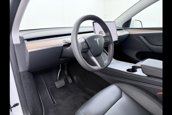 Tesla Model Y RWD 300pk SOH 95% Warmtepomp LFP-Accu Leer Lmv Camera's Panoramadak Adap.Cruise Navi Ecc Autopilot Stoel+Stuur+Achterbank Verwarming Elek.Achterklep Dodehoek detector Draadloze telefoonlader 1e Eigenaar Origineel Nederlandse Auto Fabrieksgarantie op Motor en Accu tot 08-03-2032/160.000km