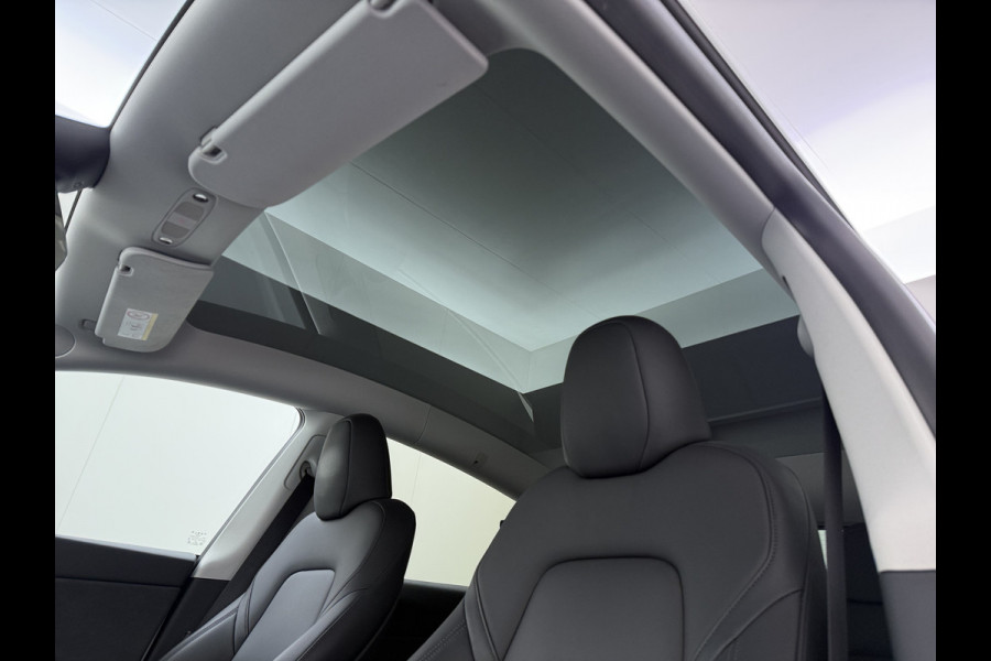 Tesla Model Y RWD 300pk SOH 95% Warmtepomp LFP-Accu Leer Lmv Camera's Panoramadak Adap.Cruise Navi Ecc Autopilot Stoel+Stuur+Achterbank Verwarming Elek.Achterklep Dodehoek detector Draadloze telefoonlader 1e Eigenaar Origineel Nederlandse Auto Fabrieksgarantie op Motor en Accu tot 08-03-2032/160.000km