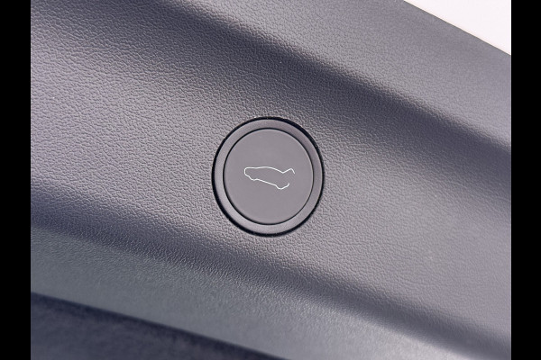 Tesla Model Y RWD 300pk SOH 95% Warmtepomp LFP-Accu Leer Lmv Camera's Panoramadak Adap.Cruise Navi Ecc Autopilot Stoel+Stuur+Achterbank Verwarming Elek.Achterklep Dodehoek detector Draadloze telefoonlader 1e Eigenaar Origineel Nederlandse Auto Fabrieksgarantie op Motor en Accu tot 08-03-2032/160.000km