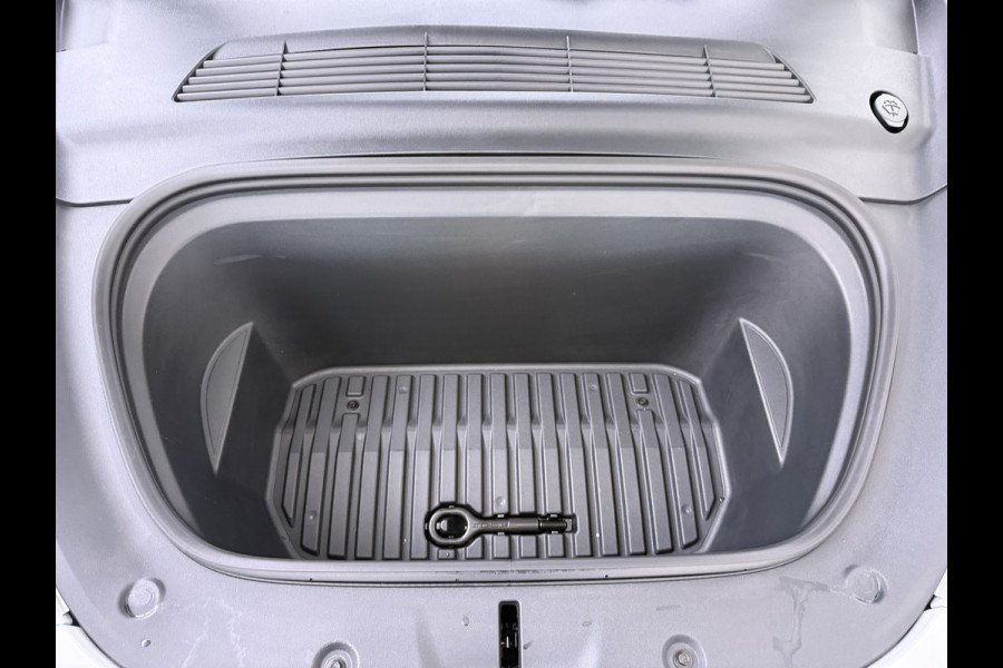 Tesla Model Y RWD 300pk SOH 95% Warmtepomp LFP-Accu Leer Lmv Camera's Panoramadak Adap.Cruise Navi Ecc Autopilot Stoel+Stuur+Achterbank Verwarming Elek.Achterklep Dodehoek detector Draadloze telefoonlader 1e Eigenaar Origineel Nederlandse Auto Fabrieksgarantie op Motor en Accu tot 08-03-2032/160.000km