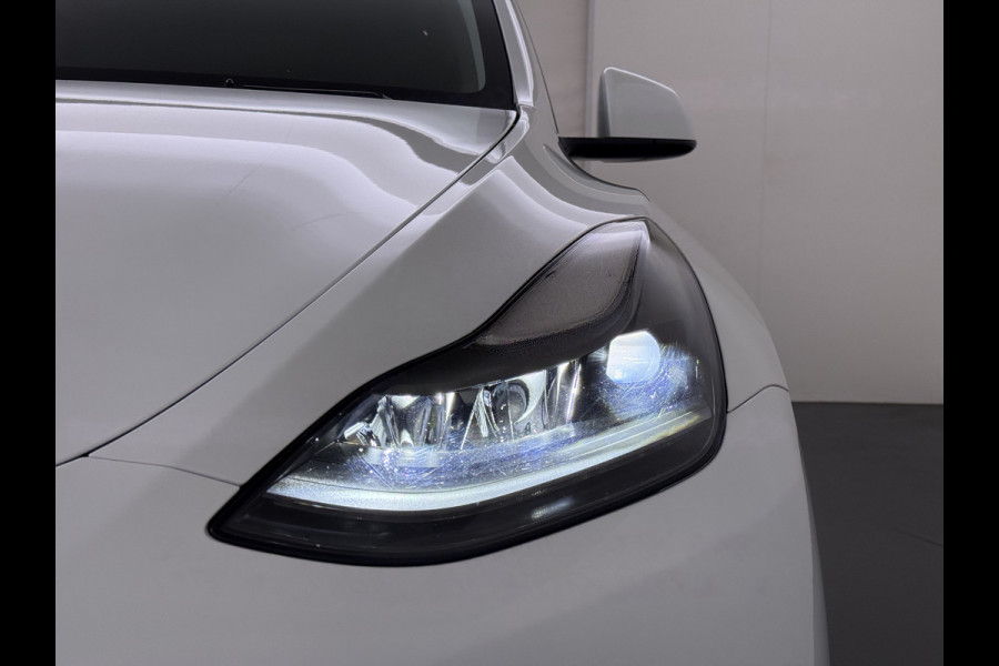 Tesla Model Y RWD 300pk SOH 95% Warmtepomp LFP-Accu Leer Lmv Camera's Panoramadak Adap.Cruise Navi Ecc Autopilot Stoel+Stuur+Achterbank Verwarming Elek.Achterklep Dodehoek detector Draadloze telefoonlader 1e Eigenaar Origineel Nederlandse Auto Fabrieksgarantie op Motor en Accu tot 08-03-2032/160.000km