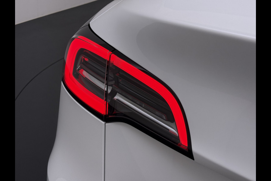 Tesla Model Y RWD 300pk SOH 95% Warmtepomp LFP-Accu Leer Lmv Camera's Panoramadak Adap.Cruise Navi Ecc Autopilot Stoel+Stuur+Achterbank Verwarming Elek.Achterklep Dodehoek detector Draadloze telefoonlader 1e Eigenaar Origineel Nederlandse Auto Fabrieksgarantie op Motor en Accu tot 08-03-2032/160.000km