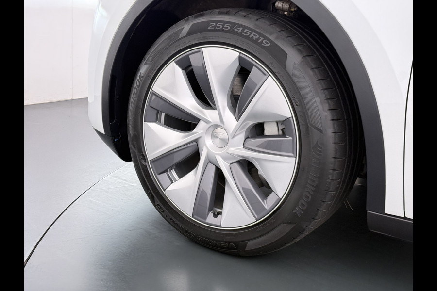 Tesla Model Y RWD 300pk SOH 95% Warmtepomp LFP-Accu Leer Lmv Camera's Panoramadak Adap.Cruise Navi Ecc Autopilot Stoel+Stuur+Achterbank Verwarming Elek.Achterklep Dodehoek detector Draadloze telefoonlader 1e Eigenaar Origineel Nederlandse Auto Fabrieksgarantie op Motor en Accu tot 08-03-2032/160.000km