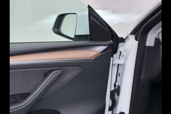 Tesla Model Y RWD 300pk SOH 95% Warmtepomp LFP-Accu Leer Lmv Camera's Panoramadak Adap.Cruise Navi Ecc Autopilot Stoel+Stuur+Achterbank Verwarming Elek.Achterklep Dodehoek detector Draadloze telefoonlader 1e Eigenaar Origineel Nederlandse Auto Fabrieksgarantie op Motor en Accu tot 08-03-2032/160.000km