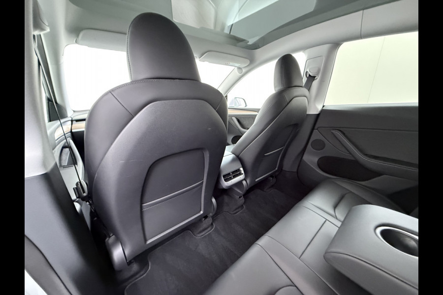 Tesla Model Y RWD 300pk SOH 95% Warmtepomp LFP-Accu Leer Lmv Camera's Panoramadak Adap.Cruise Navi Ecc Autopilot Stoel+Stuur+Achterbank Verwarming Elek.Achterklep Dodehoek detector Draadloze telefoonlader 1e Eigenaar Origineel Nederlandse Auto Fabrieksgarantie op Motor en Accu tot 08-03-2032/160.000km