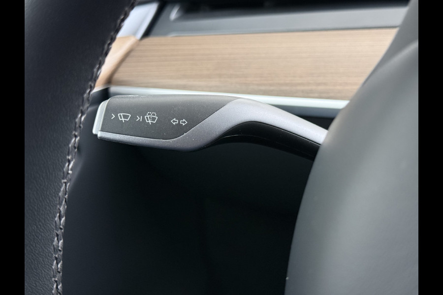 Tesla Model Y RWD 300pk SOH 95% Warmtepomp LFP-Accu Leer Lmv Camera's Panoramadak Adap.Cruise Navi Ecc Autopilot Stoel+Stuur+Achterbank Verwarming Elek.Achterklep Dodehoek detector Draadloze telefoonlader 1e Eigenaar Origineel Nederlandse Auto Fabrieksgarantie op Motor en Accu tot 08-03-2032/160.000km