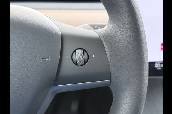 Tesla Model Y RWD 300pk SOH 95% Warmtepomp LFP-Accu Leer Lmv Camera's Panoramadak Adap.Cruise Navi Ecc Autopilot Stoel+Stuur+Achterbank Verwarming Elek.Achterklep Dodehoek detector Draadloze telefoonlader 1e Eigenaar Origineel Nederlandse Auto Fabrieksgarantie op Motor en Accu tot 08-03-2032/160.000km