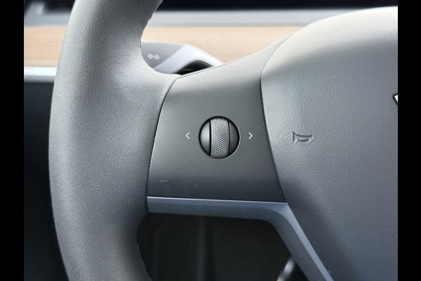 Tesla Model Y RWD 300pk SOH 95% Warmtepomp LFP-Accu Leer Lmv Camera's Panoramadak Adap.Cruise Navi Ecc Autopilot Stoel+Stuur+Achterbank Verwarming Elek.Achterklep Dodehoek detector Draadloze telefoonlader 1e Eigenaar Origineel Nederlandse Auto Fabrieksgarantie op Motor en Accu tot 08-03-2032/160.000km