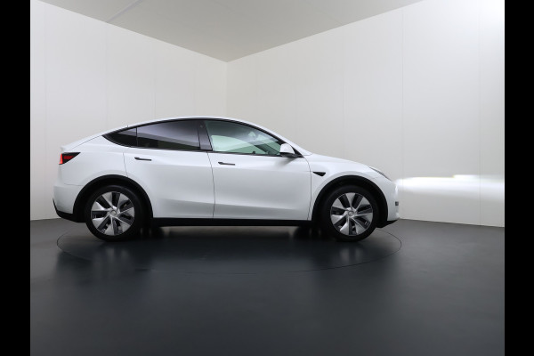 Tesla Model Y RWD 300pk SOH 95% Warmtepomp LFP-Accu Leer Lmv Camera's Panoramadak Adap.Cruise Navi Ecc Autopilot Stoel+Stuur+Achterbank Verwarming Elek.Achterklep Dodehoek detector Draadloze telefoonlader 1e Eigenaar Origineel Nederlandse Auto Fabrieksgarantie op Motor en Accu tot 08-03-2032/160.000km