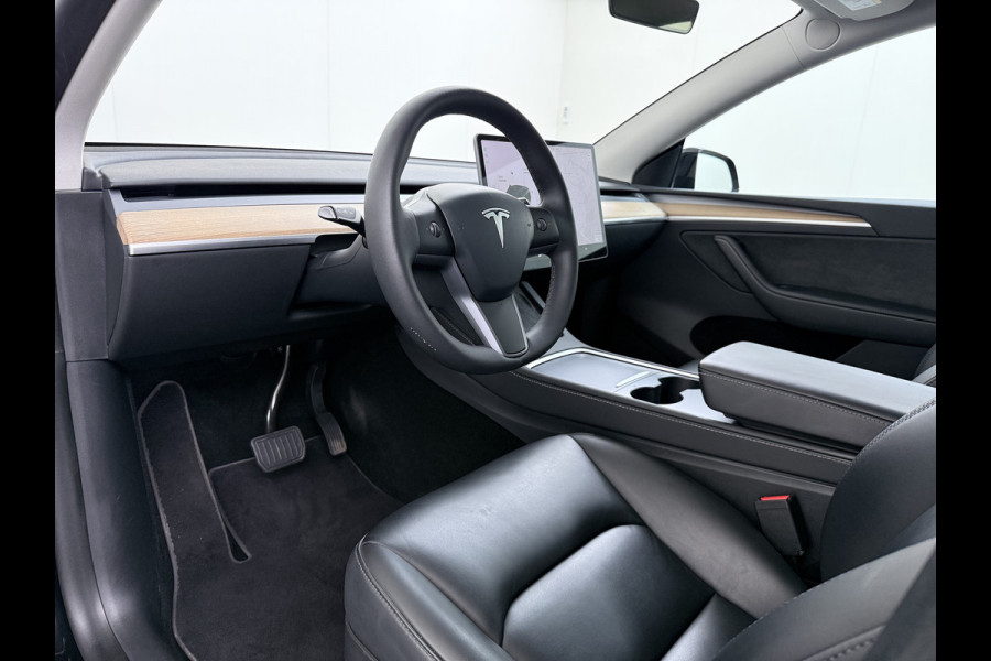 Tesla Model Y RWD SOH 95% Warmtepomp LFP-Accu Leder Lmv Camera's Panoramadak Adap.Cruise Navi Ecc Autopilot Stoel+Stuur+Achterbank Verwarming Elek.Achterklep Dodehoek detector Draadloze telefoonlader Origineel Nederlandse Auto Fabrieksgarantie op Motor en Accu tot 7-12-2030/160.000km