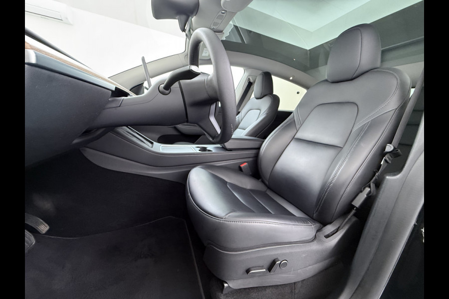 Tesla Model Y RWD SOH 95% Warmtepomp LFP-Accu Leder Lmv Camera's Panoramadak Adap.Cruise Navi Ecc Autopilot Stoel+Stuur+Achterbank Verwarming Elek.Achterklep Dodehoek detector Draadloze telefoonlader Origineel Nederlandse Auto Fabrieksgarantie op Motor en Accu tot 7-12-2030/160.000km