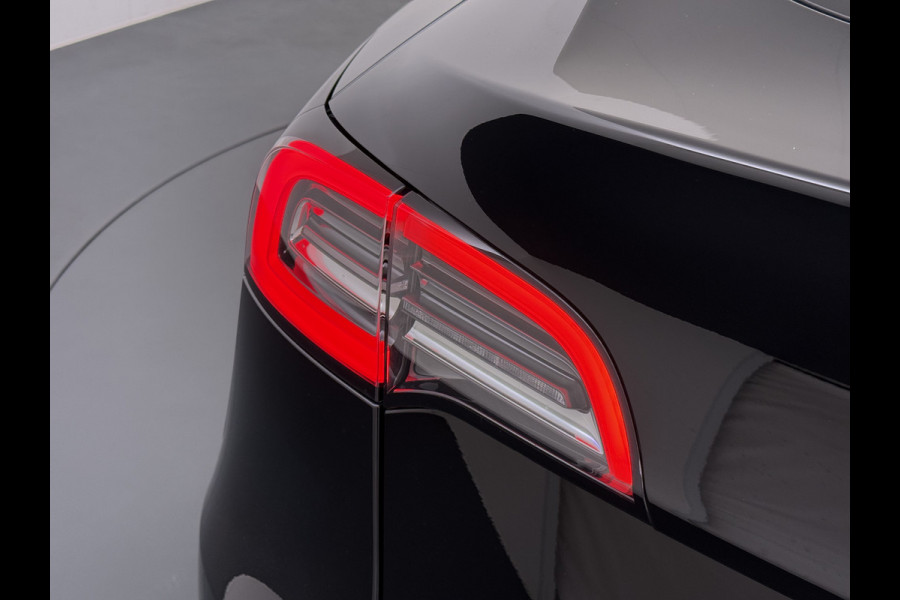 Tesla Model Y RWD SOH 95% Warmtepomp LFP-Accu Leder Lmv Camera's Panoramadak Adap.Cruise Navi Ecc Autopilot Stoel+Stuur+Achterbank Verwarming Elek.Achterklep Dodehoek detector Draadloze telefoonlader Origineel Nederlandse Auto Fabrieksgarantie op Motor en Accu tot 7-12-2030/160.000km