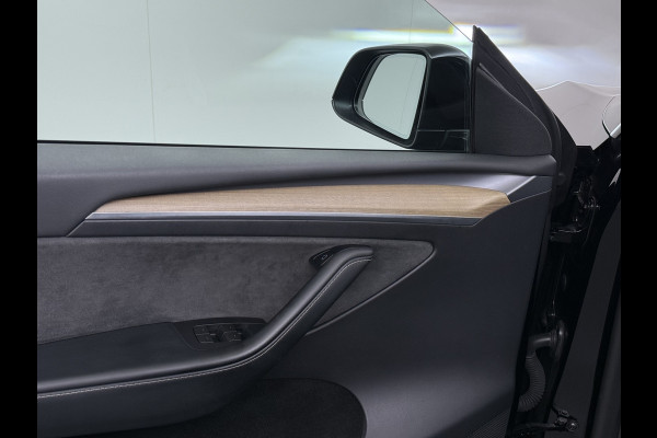Tesla Model Y RWD SOH 95% Warmtepomp LFP-Accu Leder Lmv Camera's Panoramadak Adap.Cruise Navi Ecc Autopilot Stoel+Stuur+Achterbank Verwarming Elek.Achterklep Dodehoek detector Draadloze telefoonlader Origineel Nederlandse Auto Fabrieksgarantie op Motor en Accu tot 7-12-2030/160.000km