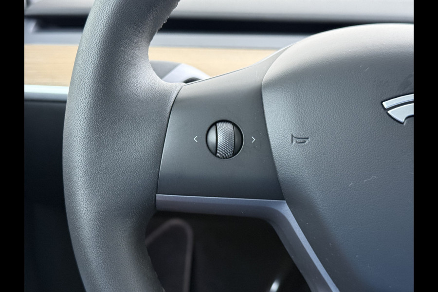 Tesla Model Y RWD SOH 95% Warmtepomp LFP-Accu Leder Lmv Camera's Panoramadak Adap.Cruise Navi Ecc Autopilot Stoel+Stuur+Achterbank Verwarming Elek.Achterklep Dodehoek detector Draadloze telefoonlader Origineel Nederlandse Auto Fabrieksgarantie op Motor en Accu tot 7-12-2030/160.000km