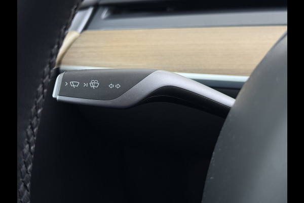 Tesla Model Y RWD SOH 95% Warmtepomp LFP-Accu Leder Lmv Camera's Panoramadak Adap.Cruise Navi Ecc Autopilot Stoel+Stuur+Achterbank Verwarming Elek.Achterklep Dodehoek detector Draadloze telefoonlader Origineel Nederlandse Auto Fabrieksgarantie op Motor en Accu tot 7-12-2030/160.000km
