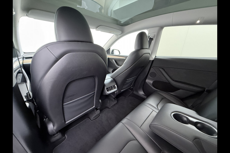 Tesla Model Y RWD SOH 95% Warmtepomp LFP-Accu Leder Lmv Camera's Panoramadak Adap.Cruise Navi Ecc Autopilot Stoel+Stuur+Achterbank Verwarming Elek.Achterklep Dodehoek detector Draadloze telefoonlader Origineel Nederlandse Auto Fabrieksgarantie op Motor en Accu tot 7-12-2030/160.000km