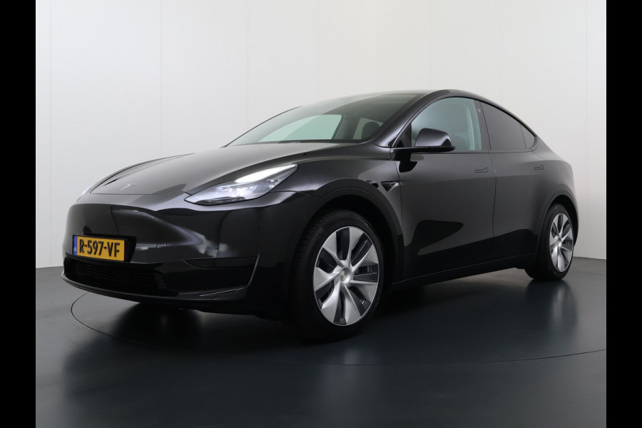 Tesla Model Y RWD SOH 95% Warmtepomp LFP-Accu Leder Lmv Camera's Panoramadak Adap.Cruise Navi Ecc Autopilot Stoel+Stuur+Achterbank Verwarming Elek.Achterklep Dodehoek detector Draadloze telefoonlader Origineel Nederlandse Auto Fabrieksgarantie op Motor en Accu tot 7-12-2030/160.000km
