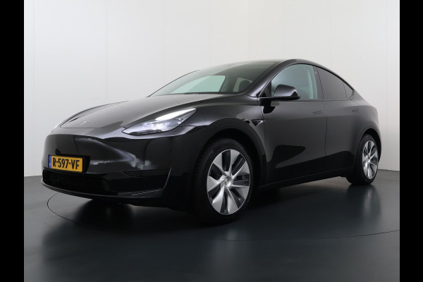 Tesla Model Y RWD SOH 95% Warmtepomp LFP-Accu Leder Lmv Camera's Panoramadak Adap.Cruise Navi Ecc Autopilot Stoel+Stuur+Achterbank Verwarming Elek.Achterklep Dodehoek detector Draadloze telefoonlader Origineel Nederlandse Auto Fabrieksgarantie op Motor en Accu tot 7-12-2030/160.000km