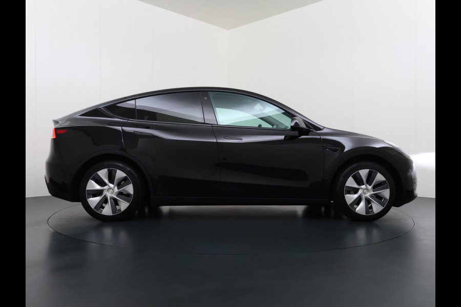 Tesla Model Y RWD SOH 95% Warmtepomp LFP-Accu Leder Lmv Camera's Panoramadak Adap.Cruise Navi Ecc Autopilot Stoel+Stuur+Achterbank Verwarming Elek.Achterklep Dodehoek detector Draadloze telefoonlader Origineel Nederlandse Auto Fabrieksgarantie op Motor en Accu tot 7-12-2030/160.000km