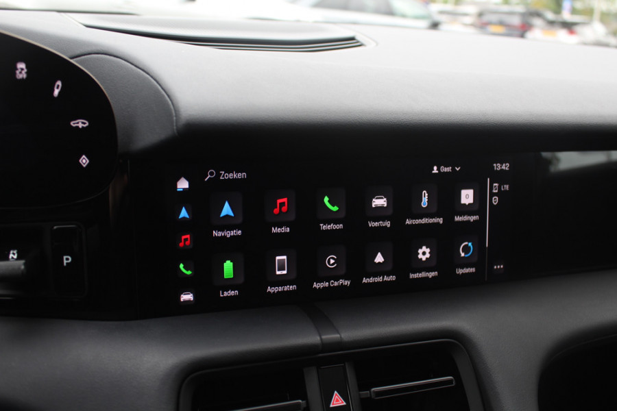 Porsche Taycan Sport Turismo 79 kWh / Panoramadak / Camera / Bose / 20'' / Luchtvering / Leder / Warmtepomp / Dodehoek / Stoelverwarming / DAB / Cruise Control