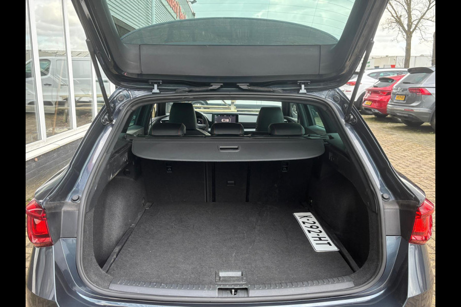 Seat Leon Sportstourer 1.5 TSI FR Launch Edition | Uitklapbare Trekhaak | Sfeerverlichting | Apple Carplay | Parkeer Sensoren