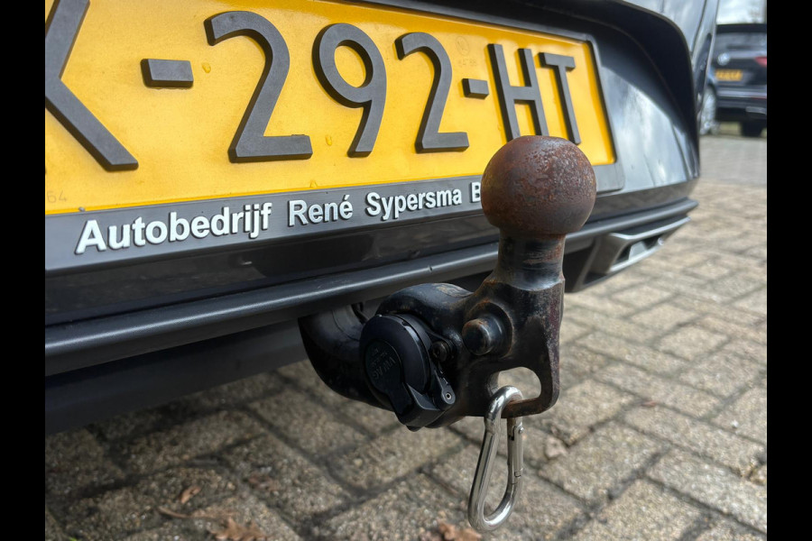 Seat Leon Sportstourer 1.5 TSI FR Launch Edition | Uitklapbare Trekhaak | Sfeerverlichting | Apple Carplay | Parkeer Sensoren