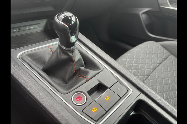 Seat Leon Sportstourer 1.5 TSI FR Launch Edition | Uitklapbare Trekhaak | Sfeerverlichting | Apple Carplay | Parkeer Sensoren