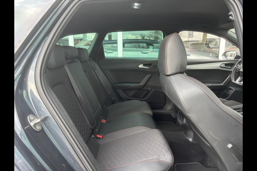 Seat Leon Sportstourer 1.5 TSI FR Launch Edition | Uitklapbare Trekhaak | Sfeerverlichting | Apple Carplay | Parkeer Sensoren
