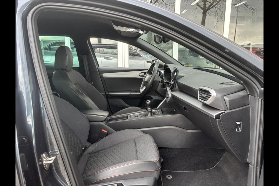 Seat Leon Sportstourer 1.5 TSI FR Launch Edition | Uitklapbare Trekhaak | Sfeerverlichting | Apple Carplay | Parkeer Sensoren