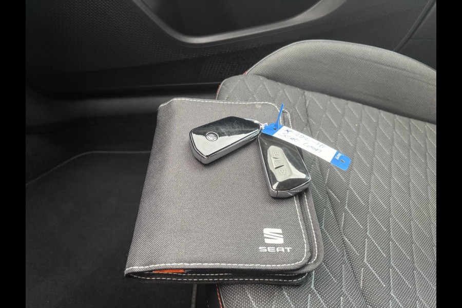 Seat Leon Sportstourer 1.5 TSI FR Launch Edition | Uitklapbare Trekhaak | Sfeerverlichting | Apple Carplay | Parkeer Sensoren