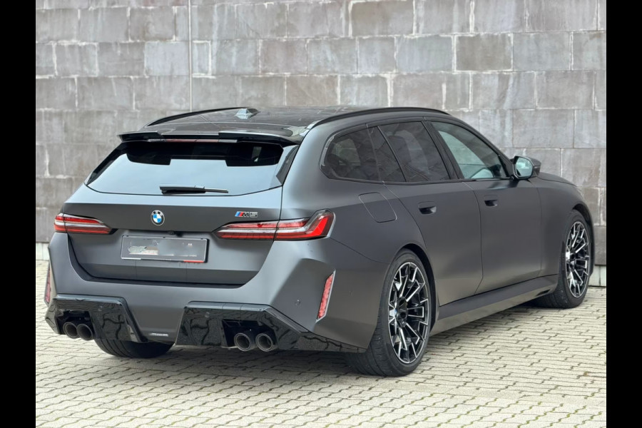 BMW 5 Serie Touring M5 ** FROZEN DEEP GREY, M-REMMEN, PANO, TREKH, MERINO LEDER, 20/21 INCH LMV ** 1e EIG - UNFALLFREI - Ex BMW AG ** ** INFORMEER OOK NAAR ONZE AANTREKKELIJKE FINANCIAL-LEASE TARIEVEN **