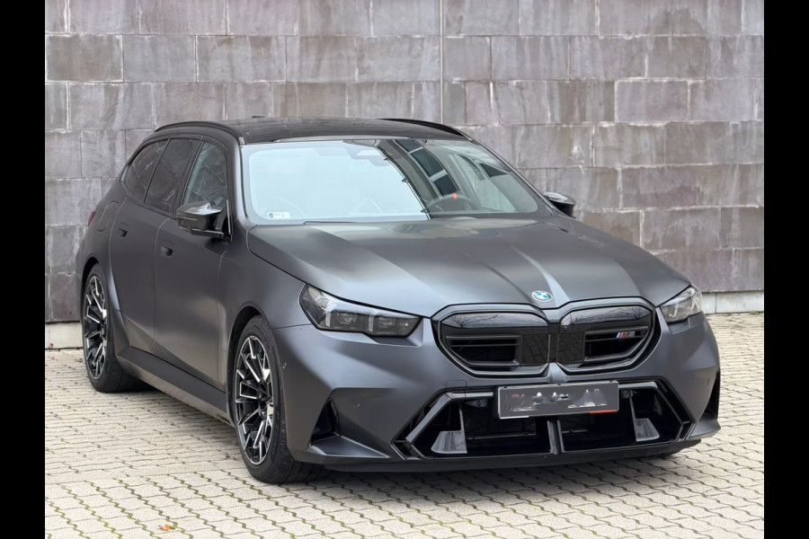 BMW 5 Serie Touring M5 ** FROZEN DEEP GREY, M-REMMEN, PANO, TREKH, MERINO LEDER, 20/21 INCH LMV ** 1e EIG - UNFALLFREI - Ex BMW AG ** ** INFORMEER OOK NAAR ONZE AANTREKKELIJKE FINANCIAL-LEASE TARIEVEN **