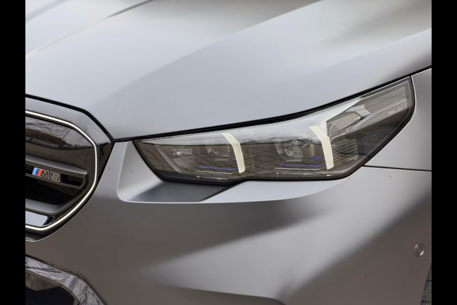 BMW 5 Serie Touring M5 ** FROZEN DEEP GREY, M-REMMEN, PANO, TREKH, MERINO LEDER, 20/21 INCH LMV ** 1e EIG - UNFALLFREI - Ex BMW AG ** ** INFORMEER OOK NAAR ONZE AANTREKKELIJKE FINANCIAL-LEASE TARIEVEN **