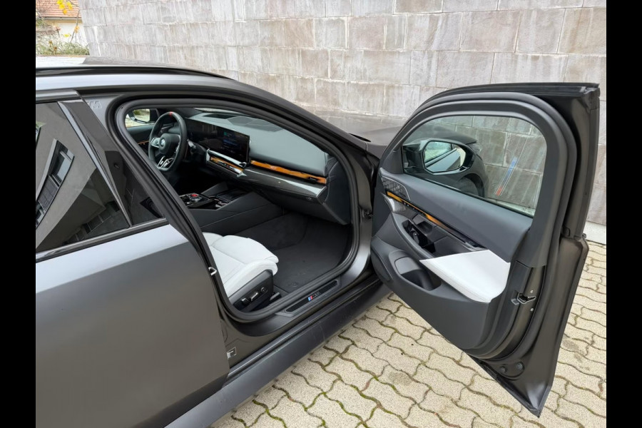 BMW 5 Serie Touring M5 ** FROZEN DEEP GREY, M-REMMEN, PANO, TREKH, MERINO LEDER, 20/21 INCH LMV ** 1e EIG - UNFALLFREI - Ex BMW AG ** ** INFORMEER OOK NAAR ONZE AANTREKKELIJKE FINANCIAL-LEASE TARIEVEN **