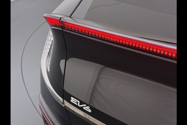 Kia Ev6 GT-Line 77.4kWh SOH 100% Warmtepomp PanoDak Head-Up Alcantar/Leer Stoelventilatie Elek.Stoelen+MemoryMeridian SOH 100% 360°Camer DAB  Elek.Achterklep Lmv Lane Assist 1600kg trekvermogen! Laden tot 240kW 1e Eigenaar Origineel Nederlandse Auto € 57.000 nieuw