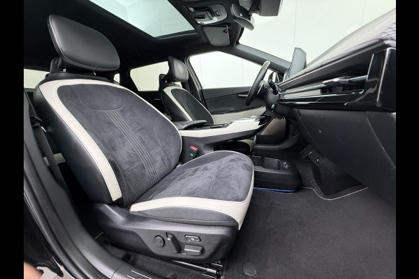Kia Ev6 GT-Line 77.4kWh SOH 100% Warmtepomp PanoDak Head-Up Alcantar/Leer Stoelventilatie Elek.Stoelen+MemoryMeridian SOH 100% 360°Camer DAB  Elek.Achterklep Lmv Lane Assist 1600kg trekvermogen! Laden tot 240kW 1e Eigenaar Origineel Nederlandse Auto € 57.000 nieuw