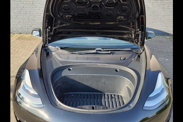 Tesla Model 3 SR+ 325PK AutoPilot Leer Pano-Dak Adaptive Cruise Camera's Elektr.-Stuur+Stoelen+Spiegels+Geheugen+Easy-Entry+Verwarmde stoelen  Ecc Navi Led DAB Voorverwarmen interieur via App Keyless One-Pedal-Drive SOH 82% 1e Eigenaar Origineel Nederlandse Auto 1.584kg licht!