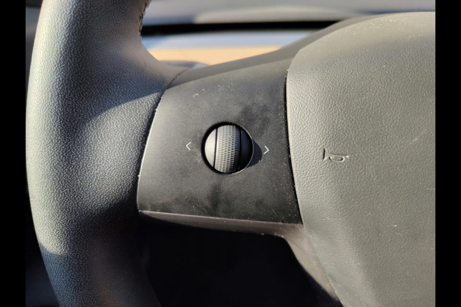 Tesla Model 3 SR+ 325PK AutoPilot Leer Pano-Dak Adaptive Cruise Camera's Elektr.-Stuur+Stoelen+Spiegels+Geheugen+Easy-Entry+Verwarmde stoelen  Ecc Navi Led DAB Voorverwarmen interieur via App Keyless One-Pedal-Drive SOH 82% 1e Eigenaar Origineel Nederlandse Auto 1.584kg licht!