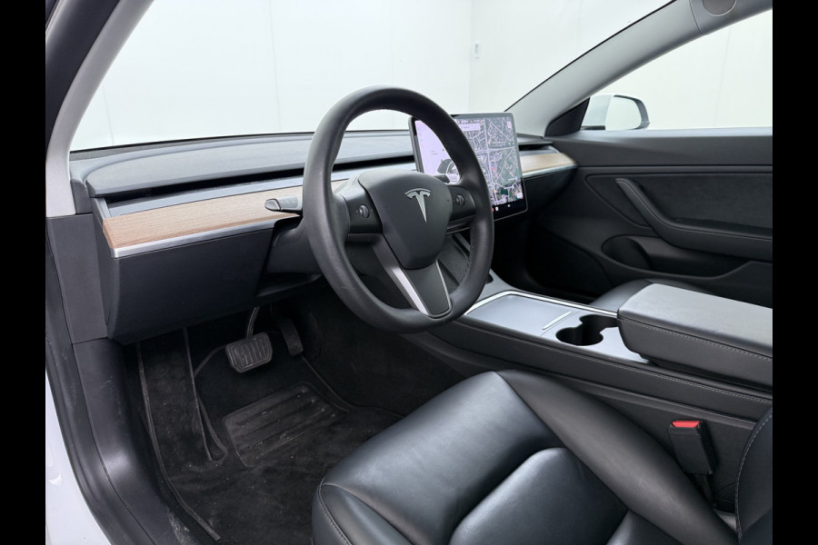 Tesla Model 3 Long Range AWD 75kWh Facelift Trekhaak Warmtepomp Elek.Achterklep Lmv AutoPilot Leder Panoramadak Adaptive-Cruise Camera's Elekt Navi LED DAB Voorverwarmen interieur Keyless One-Pedal-Drive 4WD SOH 86% 1e Eigenaar Origineel Nederlandse Auto Fabrieksgarantie op Accu en Motor tot 21-12-2028/192.00km € 62.000 nieuw !