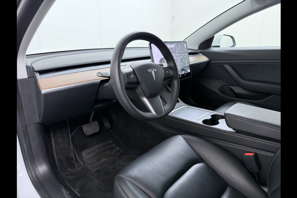 Tesla Model 3 Long Range AWD 75kWh Facelift Trekhaak Warmtepomp Elek.Achterklep Lmv AutoPilot Leder Panoramadak Adaptive-Cruise Camera's Elekt Navi LED DAB Voorverwarmen interieur Keyless One-Pedal-Drive 4WD SOH 86% 1e Eigenaar Origineel Nederlandse Auto Fabrieksgarantie op Accu en Motor tot 21-12-2028/192.00km € 62.000 nieuw !