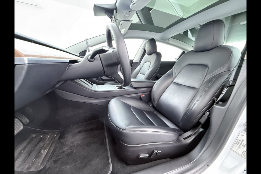Tesla Model 3 Long Range AWD 75kWh Facelift Trekhaak Warmtepomp Elek.Achterklep Lmv AutoPilot Leder Panoramadak Adaptive-Cruise Camera's Elekt Navi LED DAB Voorverwarmen interieur Keyless One-Pedal-Drive 4WD SOH 86% 1e Eigenaar Origineel Nederlandse Auto Fabrieksgarantie op Accu en Motor tot 21-12-2028/192.00km € 62.000 nieuw !