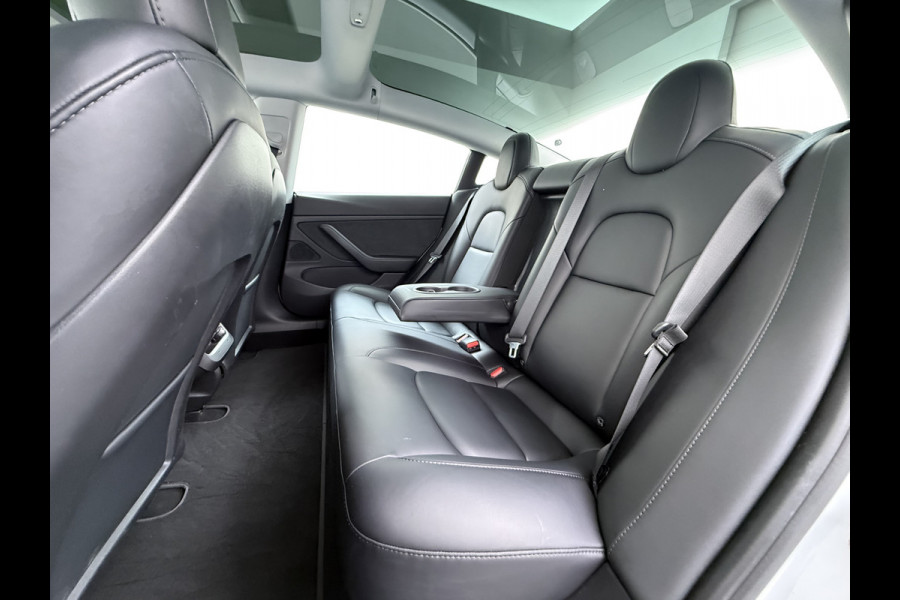 Tesla Model 3 Long Range AWD 75kWh Facelift Trekhaak Warmtepomp Elek.Achterklep Lmv AutoPilot Leder Panoramadak Adaptive-Cruise Camera's Elekt Navi LED DAB Voorverwarmen interieur Keyless One-Pedal-Drive 4WD SOH 86% 1e Eigenaar Origineel Nederlandse Auto Fabrieksgarantie op Accu en Motor tot 21-12-2028/192.00km € 62.000 nieuw !