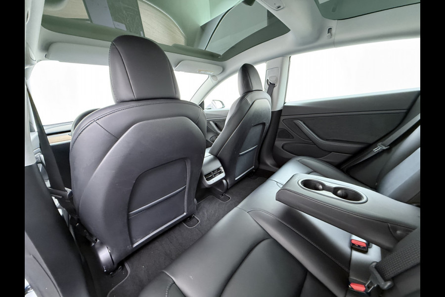 Tesla Model 3 Long Range AWD 75kWh Facelift Trekhaak Warmtepomp Elek.Achterklep Lmv AutoPilot Leder Panoramadak Adaptive-Cruise Camera's Elekt Navi LED DAB Voorverwarmen interieur Keyless One-Pedal-Drive 4WD SOH 86% 1e Eigenaar Origineel Nederlandse Auto Fabrieksgarantie op Accu en Motor tot 21-12-2028/192.00km € 62.000 nieuw !