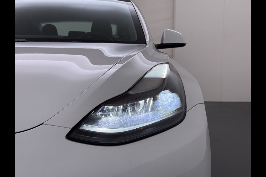 Tesla Model 3 Long Range AWD 75kWh Facelift Trekhaak Warmtepomp Elek.Achterklep Lmv AutoPilot Leder Panoramadak Adaptive-Cruise Camera's Elekt Navi LED DAB Voorverwarmen interieur Keyless One-Pedal-Drive 4WD SOH 86% 1e Eigenaar Origineel Nederlandse Auto Fabrieksgarantie op Accu en Motor tot 21-12-2028/192.00km € 62.000 nieuw !